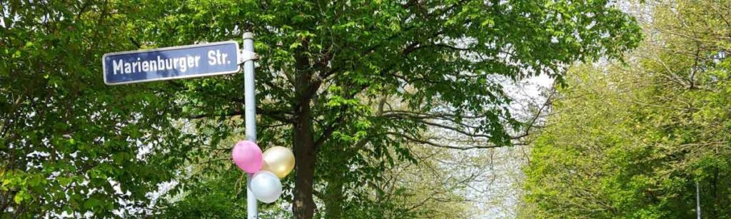 Luftballonmarkierung auf einem Straßenschild auf der Hardhöhe